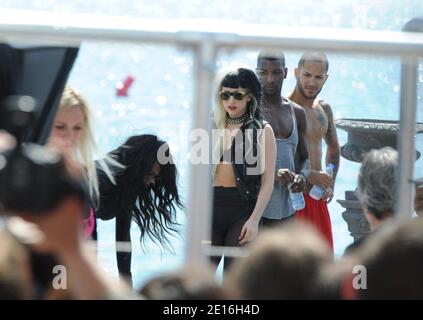 Lady Gaga kommt in der "Grand Journal" TV-Show, die am 11. Mai 2011 vom Canal Plus Kanal in Cannes, Frankreich, ausgestrahlt wird. Foto von ABACAPRESS.COM Stockfoto