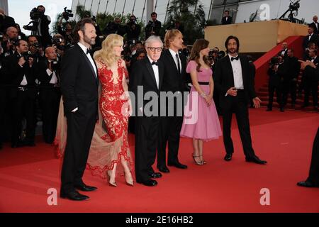 Woody Allen und die Besetzung kommen zur Eröffnungsfeier der 64. Internationalen Filmfestspiele von Cannes und zur Vorführung von Woody Allens neuestem Film "Midnight in Paris", der am 11. Mai 2011 außer Konkurrenz in Cannes, Frankreich, gezeigt wurde. Foto von Hahn-Nebinger/ABACAPRESS.COM Stockfoto