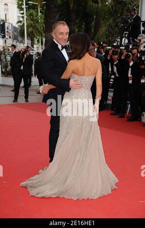 Salma Hayek und Francois-Henri Pinault kommen zur Eröffnungsfeier der 64. Internationalen Filmfestspiele von Cannes und zur Vorführung von Woody Allens neuestem Film "Midnight in Paris", der am 11. Mai 2011 außer Konkurrenz in Cannes, Frankreich, gezeigt wurde. Foto von Hahn-Nebinger/ABACAPRESS.COM Stockfoto