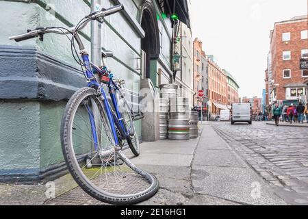 Dublin, Irland - 16. Februar 2019: An einem Wintertag wird ein Vandalismus-Fahrrad im Stadtzentrum festgebunden Stockfoto