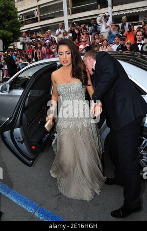 Salma Hayek Ankunft um Mitternacht in Paris Vorführung und die Eröffnungszeremonie im Palais des Festivals während der 64. Cannes Film Festival in Cannes, Frankreich am 11. Mai 2011. Foto von Frederic Nebinger/ABACAPRESS.COM Stockfoto