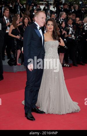 Salma Hayek und Francois-Henri Pinault kommen zur Eröffnungsfeier der 64. Internationalen Filmfestspiele von Cannes und zur Vorführung von Woody Allens neuestem Film "Midnight in Paris", der am 11. Mai 2011 außer Konkurrenz in Cannes, Frankreich, gezeigt wurde. Foto von Nicolas Genin/ABACAPRESS.COM Stockfoto