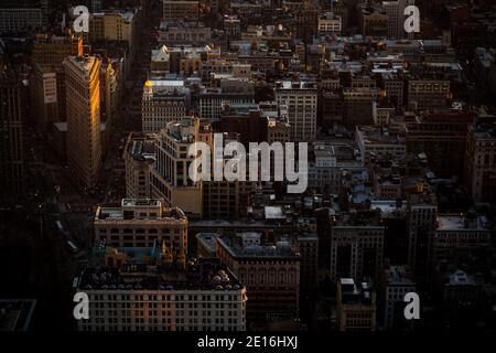 Beleuchtetes Flatiron-Gebäude von der Spitze des Empire State In New York Stockfoto