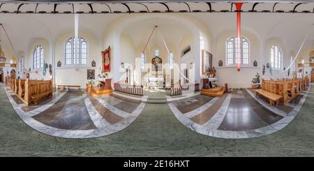 360 Grad Panorama Ansicht von DERECHIN, WEISSRUSSLAND - OKTOBER 2020: Full spherical seamless hdri Panorama 360 Grad Winkel im Inneren der alten katholischen Kirche in equirectangular PR