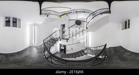 360 Grad Panorama Ansicht von MINSK, WEISSRUSSLAND - MAI 2020: Full nahtloses spherical hdri Panorama 360 Grad im Raum mit Notfall- und Evakuierungsausgang Wendeltreppe in die Leiter mit