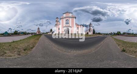 360 Grad Panorama Ansicht von Full nahtlose spherical hdri Panorama 360 Grad Winkel nahe Fassade Von dekorativen mittelalterlichen Stil Architektur barocke Kirche in äquirechteckigen Sphäroli