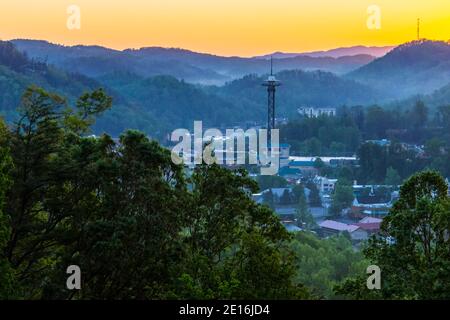 Gatlinburg Tennessee Sonnenaufgang. Skyline der Stadt des kleinen Resorts Gatlinburg, umgeben von den Gipfeln des Great Smoky Mountains National Park. Stockfoto