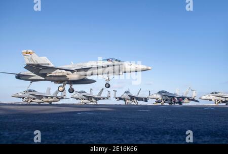 Indischer Ozean, Vereinigte Staaten. Januar 2021. Ein US Navy F/A-18C Hornet Kampfflugzeug, von den Todesrattlern des Marine Fighter Attack Squadron 323, macht eine verhaftete Landung, nähert sich, um auf dem Flugdeck des Nimitz-Klasse Flugzeugträgers USS Nimitz 1. Januar 2021 im Indischen Ozean zu landen. Die Nimitz sollte in den Heimathafen zurückkehren, wurde aber wegen der zunehmenden Spannungen in der Nähe des Iran beibehalten. Quelle: Planetpix/Alamy Live News Stockfoto