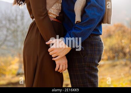 Der Mann hält sanft die Hand der Frau. Stockfoto