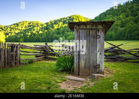 Altes hölzernes Nebengebäude im Great Smoky Mountains National Park in North Carolina. Stockfoto