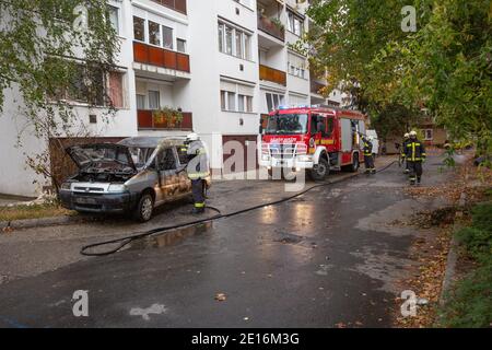 KAPOSVAR, UNGARN - OCT 30: Feuerwehrleute helfen, Auto auf Ott zu verbrennen.30, 2017 auf Kaposvar, Ungarn. Stockfoto