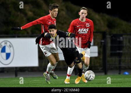 WIJDEWORMER, NIEDERLANDE - 4. JANUAR: L-R: Maxim Gullit von Jong AZ, Benji Bouchouari von Roda JC, Fedde de Jong von Jong AZ während der niederländischen Keukenkampi Stockfoto
