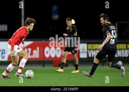 WIJDEWORMER, NIEDERLANDE - 4. JANUAR: L-R: Maxim Gullit von Jong AZ, Erik Falkenburg von Roda JC während des niederländischen Keukenkampioendivisie-Spiels zwischen AZ Stockfoto