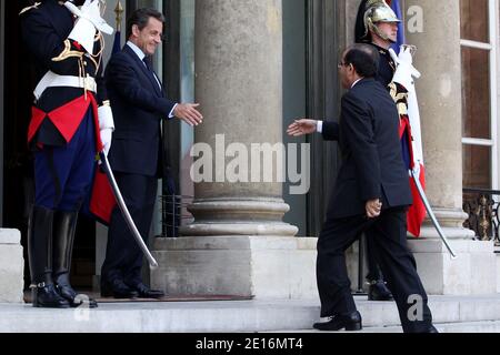 Der französische Präsident Nicolas Sarkozy empfängt Mahmoud Jibril, den Vertreter des libyschen Nationalen Übergangsrats (TNC) für auswärtige Angelegenheiten, vor einem Treffen, bei dem am 14. Mai 2011 im Präsidentenpalast Elysee in Paris über den Konflikt und die Aussichten für den Übergang in Libyen diskutiert wird. Foto von Stephane Lemouton/ABACAPRESS.COM Stockfoto