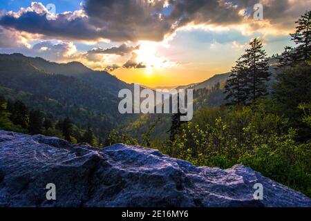 Sonnenuntergang im Great Smoky Mountains National Park am Morton Overlook auf der neu entdeckten Gap Road in Gatlinburg, Tennessee. Stockfoto