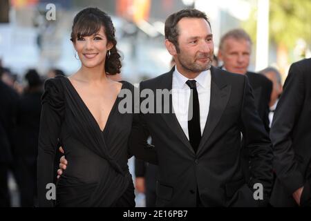 Gilles Lellouche und Melanie Doutey kommen zur Vorführung von "The Artist", die im Wettbewerb im Bereich Spielfilme im Rahmen der 64. Internationalen Filmfestspiele von Cannes am 15. Mai 2011 im Palais des Festivals in Cannes, Südfrankreich, präsentiert wird. Foto von Hahn-Nebinger-Genin/ABACAPRESS.COM Stockfoto