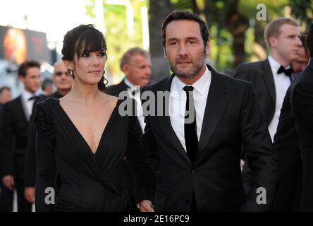 Gilles Lellouche und Melanie Doutey kommen zur Vorführung von "The Artist", die im Wettbewerb im Bereich Spielfilme im Rahmen der 64. Internationalen Filmfestspiele von Cannes am 15. Mai 2011 im Palais des Festivals in Cannes, Südfrankreich, präsentiert wird. Foto von Hahn-Nebinger-Genin/ABACAPRESS.COM Stockfoto