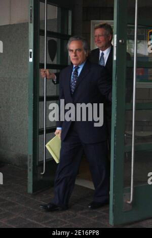 Benjamin Brafman der Anwalt des IWF-Chefs Dominique Strauss-Kahn, der vor kurzem unter dem Vorwurf der sexuellen Übergriff auf eine Frau in einem Hotel in Manhattan verhaftet wurde, spricht am 15. Mai 2011 mit der Presse vor einem New Yorker Polizeidezernat. Foto von Guerin-Pantaleo-Taamallah/ABACAPRESS.COM Stockfoto