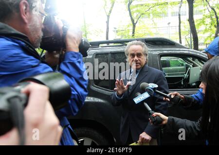 Benjamin Brafman der Anwalt des IWF-Chefs Dominique Strauss-Kahn, der vor kurzem unter dem Vorwurf der sexuellen Übergriff auf eine Frau in einem Hotel in Manhattan verhaftet wurde, spricht am 15. Mai 2011 mit der Presse vor einem New Yorker Polizeidezernat. Foto von Guerin-Pantaleo-Taamallah/ABACAPRESS.COM Stockfoto