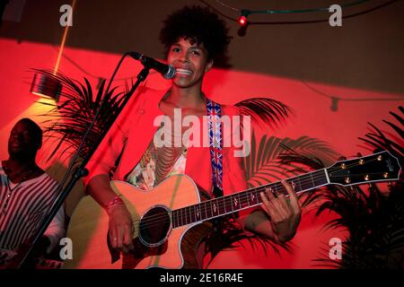 Die Sängerinnen Ayo und M spielen live in der Villa Chic in Cannes, Frankreich während der 64. Filmfestspiele von Cannes am 15. Mai 2011. Foto von Jerome Domine/ABACAPRESS.COM Stockfoto