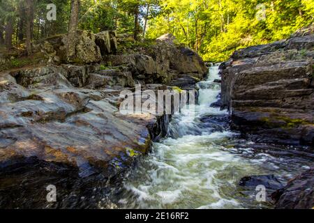Michigan Upper Peninsula Wasserfall Landschaft. Silver Falls ist einer von mehreren Wasserfällen im Wald von Baraga County, Michigan. Stockfoto