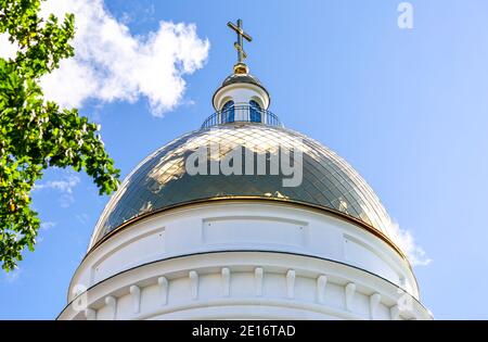 Goldene Kuppel mit religiösem Kreuz der orthodoxen Kathedrale gegen die Himmel Stockfoto