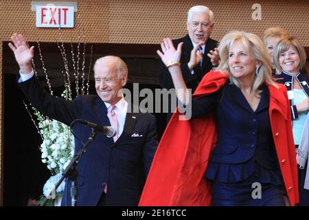 Jill Biden und Joe Biden während der Eröffnungszeremonie für den Bürgermeister von Chicago, Rahm Emanuel. Der ehemalige Stabschef des Weißen Hauses, Rahm Emanuel, wird als Bürgermeister von Chicago während einer Eröffnungszeremonie vereidigt, bei der Politiker und Familienmitglieder am 16. Mai 2011 im Millenium Park in Chicago, Illinois, anwesend waren. - Neue First Lady der Vereinigten Staaten Jill Biden ist eine 69-jährige Lehrerin. Englischlehrerin an der öffentlichen Hochschule, will sie ihren Beruf als First Lady fortsetzen. Foto von Alexandra Buxbaum/ABACAPRESS.COM Stockfoto