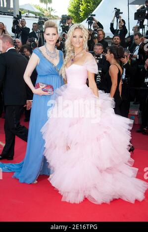 Nadja Auermann (L) und Adriana Karembeu kommen zur Vorführung des Films "der Biber", der im Wettbewerb im Bereich Spielfilme im Rahmen der 64. Internationalen Filmfestspiele von Cannes am 17. Mai 2011 im Palais des Festivals in Cannes, Südfrankreich, präsentiert wurde. Foto von Hahn-Nebinger-Genin/ABACAPRESS.COM Stockfoto