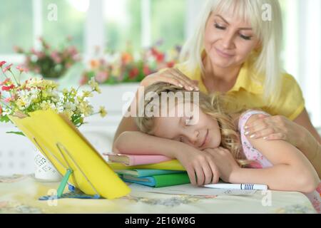 Kleines Mädchen einschlief, während Hausaufgaben Stockfoto