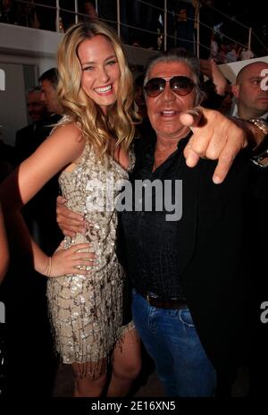 Roberto Cavalli und Bar Refaeli bei der Eröffnungszeremonie der Boutique von Roberto Cavalli am Strand von Miramar während der 64. Filmfestspiele von Cannes in Cannes, Frankreich am 18. Mai 2011. Foto von Jerome Domine/ABACAPRESS.COM Stockfoto