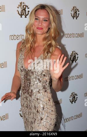 Bar Refaeli bei der Eröffnungszeremonie der Boutique von Roberto Cavalli am Strand von Miramar während der 64. Filmfestspiele von Cannes in Cannes, Frankreich am 18. Mai 2011. Foto von Jerome Domine/ABACAPRESS.COM Stockfoto