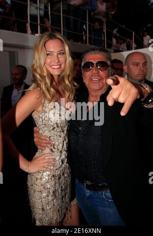 Roberto Cavalli und Bar Refaeli bei der Eröffnungszeremonie der Boutique von Roberto Cavalli am Strand von Miramar während der 64. Filmfestspiele von Cannes in Cannes, Frankreich am 18. Mai 2011. Foto von Jerome Domine/ABACAPRESS.COM Stockfoto