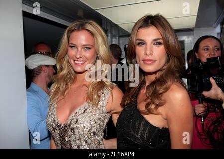 Elisabetta Canalis und Bar Refaeli nehmen an der Eröffnungszeremonie der Boutique von Roberto Cavalli Teil, die am Strand von Miramar während der 64. Filmfestspiele von Cannes am 18. Mai 2011 in Cannes, Frankreich, stattfand. Foto von Jerome Domine/ABACAPRESS.COM Stockfoto