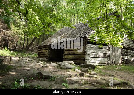 Historische Holzscheune im Great Smoky Mountains National Park auf dem Roaring Fork Motor Nature Trail. Gatlinburg, Tennessee. Stockfoto