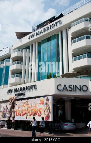 Blick auf das Luxushotel JW Marriott an der Promenade de la Croisette während der 64. Internationalen Filmfestspiele von Cannes am 15. Mai 2011 in Cannes, Südfrankreich. La Croisette erstreckt sich entlang der Küste des Mittelmeers und ist ca. 2 km lang. Es ist bekannt für den Palais des Festivals, wo das Filmfestival von Cannes stattfindet. Viele teure Geschäfte, Restaurants und Hotels (wie Carlton, Majestic, Noga Hilton, Chanel und Martinez) säumen die Straße. Es geht ganz entlang der Küste von Cannes. Die Croisette ist im allgemeinen Kulturerbeverzeichnis Frankreichs aufgeführt. P Stockfoto