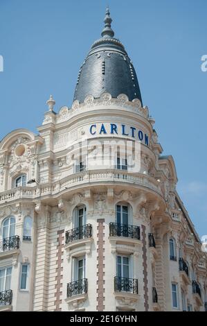 Blick auf das luxuriöse Carlton-Hotel an der Promenade de la Croisette während der 64. Internationalen Filmfestspiele von Cannes, am 15. Mai 2011 in Cannes, Südfrankreich. La Croisette erstreckt sich entlang der Küste des Mittelmeers und ist ca. 2 km lang. Es ist bekannt für den Palais des Festivals, wo das Filmfestival von Cannes stattfindet. Viele teure Geschäfte, Restaurants und Hotels (wie Carlton, Majestic, Noga Hilton, Chanel und Martinez) säumen die Straße. Es geht ganz entlang der Küste von Cannes. Die Croisette ist im allgemeinen Kulturerbeverzeichnis Frankreichs aufgeführt. Foto Stockfoto