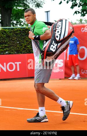 Frankreichs Jo-Wilfried Tsonga besiegt 6-2, 7-6, Frankreichs Nicolas Mahut beim ersten Masters Guinot Mary Cohr Tennisturnier in Rueil-Malmaison, Frankreich am 19. Mai 2011. Foto von Thierry Plessis/ABACAPRESS.COM Stockfoto