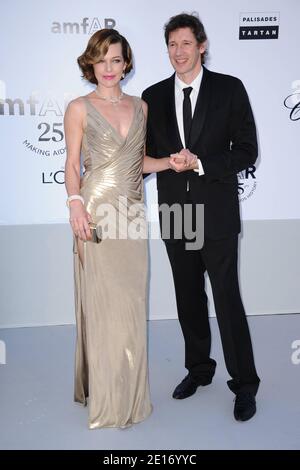 Milla Jovovovich und ihr Mann Paul WS Anderson kommen zur jährlichen amfAR-Gala "Film gegen AIDS", die am 19. Mai 2011 im Hotel du Cap Eden Roc in Antibes, Südfrankreich, im Rahmen der 64. Internationalen Filmfestspiele von Cannes stattfindet. Foto von Hahn-Nebinger-Genin/ABACAPRESS.COM Stockfoto