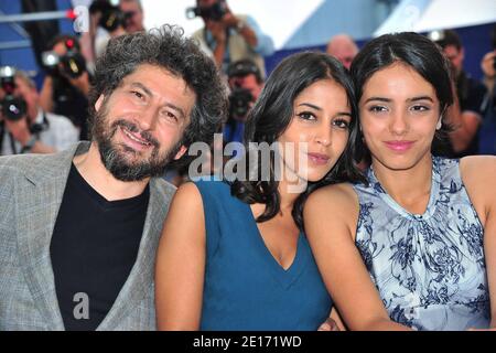 (L-R) Regisseurin Radu Mihaileanu, Leila Bekhti und Hafsia Herzi bei einer Fotoschau für den Film 'die Quelle' (Originaltitel: "La Source des Femmes") im Wettbewerb im Bereich Spielfilme im Rahmen der 64. Internationalen Filmfestspiele von Cannes, am 21. Mai 2011 im Palais des Festivals in Cannes, Südfrankreich, vorgestellt. Foto von Hahn-Nebinger-Genin/ABACAPRESS.COM Stockfoto