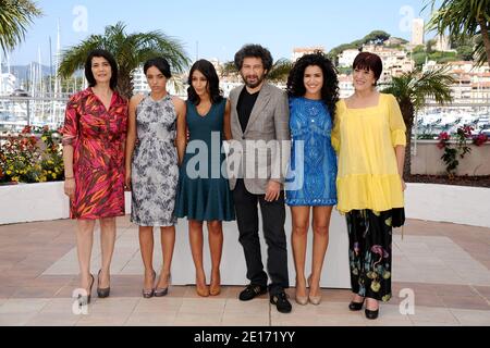 (R-L) Biyoua, Sabrina Ouazani, Leila Bekhti, Regisseurin Radu Mihaileanu, Hafsia Herzi und Hiam Abbas bei einer Fotoschau für den Film "die Quelle" (Originaltitel: "La Source des Femmes") im Wettbewerb im Bereich Spielfilme im Rahmen der 64. Internationalen Filmfestspiele von Cannes, am 21. Mai 2011 im Palais des Festivals in Cannes, Südfrankreich, vorgestellt. Foto von Hahn-Nebinger-Genin/ABACAPRESS.COM Stockfoto