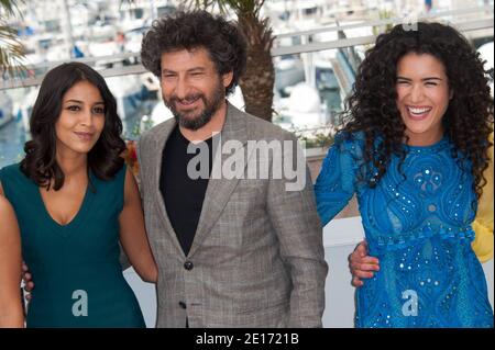 (L-R) Leila Bekhti, Regisseurin Radu Mihaileanu und Sabrina Ouazani bei einer Fotozelle für den Film 'die Quelle' (Originaltitel: "La Source des Femmes") im Wettbewerb im Bereich Spielfilme im Rahmen der 64. Internationalen Filmfestspiele von Cannes, am 21. Mai 2011 im Palais des Festivals in Cannes, Südfrankreich, vorgestellt. Foto von Hahn-Nebinger-Genin/ABACAPRESS.COM Stockfoto