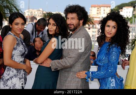 (L-R) Hafsia Herzi, Leila Bekhti, Regisseurin Radu Mihaileanu und Sabrina Ouazani bei einer Fotoschau für den Film 'die Quelle' (Originaltitel: "La Source des Femmes") im Wettbewerb im Bereich Spielfilme im Rahmen der 64. Internationalen Filmfestspiele von Cannes, am 21. Mai 2011 im Palais des Festivals in Cannes, Südfrankreich, vorgestellt. Foto von Hahn-Nebinger-Genin/ABACAPRESS.COM Stockfoto