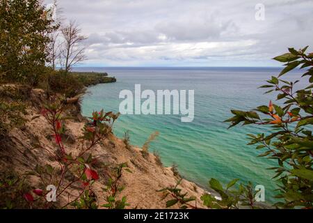 Herbst Im Pictured Rocks National Lakeshore. Massive Sanddüne bildet eine große Klippe an der Küste des Lake Superior am beliebten Aussichtspunkt Log Slide. Stockfoto