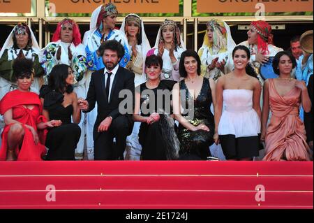 (L-R) Gast, Leila Bekhti, Regisseur Radu Mihaileanu, Biyoua, Hiam Abbas, Sabrina Ouazani und Hafsia Herzi bei der Vorstellung des Films "die Quelle" (Originaltitel: "La Source des Femmes") im Wettbewerb im Bereich Spielfilme im Rahmen der 64. Internationalen Filmfestspiele von Cannes, am 21. Mai 2011 im Palais des Festivals in Cannes, Südfrankreich, vorgestellt. Foto von Hahn-Nebinger-Genin/ABACAPRESS.COM Stockfoto