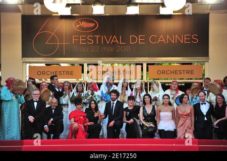 (L-R) Mohamed Maid, Gast, Leila Bekhti, Regisseur Radu Mihaileanu, Biouna, Hiam Abbas, Sabrina Ouazani, Hafsia Herzi und Saleh Bakri bei der Vorstellung des Films "The Source" (Originaltitel: "La Source des Femmes") im Wettbewerb im Bereich Spielfilme im Rahmen der 64. Internationalen Filmfestspiele von Cannes, am 21. Mai 2011 im Palais des Festivals in Cannes, Südfrankreich, vorgestellt. Foto von Hahn-Nebinger-Genin/ABACAPRESS.COM Stockfoto