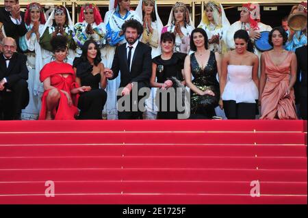 (L-R) Mohamed Maid, Gast, Leila Bekhti, Regisseur Radu Mihaileanu, Biouna, Hiam Abbas, Sabrina Ouazani und Hafsia Herzi bei der Vorstellung des Films "die Quelle" (Originaltitel: "La Source des Femmes") im Wettbewerb im Bereich Spielfilme im Rahmen der 64. Internationalen Filmfestspiele von Cannes, am 21. Mai 2011 im Palais des Festivals in Cannes, Südfrankreich, vorgestellt. Foto von Hahn-Nebinger-Genin/ABACAPRESS.COM Stockfoto