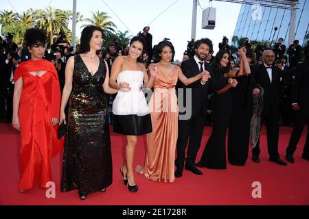 (L-R) Gast, Hiam Abbas, Sabrina Ouazani, Hafsia Herzi, Regisseur Radu Mihaileanu, Leila Bekhti und Biyoua bei der Vorstellung des Films "die Quelle" (Originaltitel: "La Source des Femmes") im Wettbewerb im Bereich Spielfilme im Rahmen der 64. Internationalen Filmfestspiele von Cannes, am 21. Mai 2011 im Palais des Festivals in Cannes, Südfrankreich, vorgestellt. Foto von Hahn-Nebinger-Genin/ABACAPRESS.COM Stockfoto