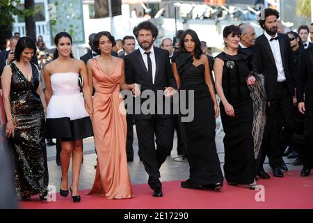 (L-R) Hiam Abbas, Sabrina Ouazani, Hafsia Herzi, Regisseurin Radu Mihaileanu, Leila Bekhti und Biyouna bei der Vorstellung des Films "die Quelle" (Originaltitel: "La Source des Femmes") im Wettbewerb im Bereich Spielfilme im Rahmen der 64. Internationalen Filmfestspiele von Cannes, am 21. Mai 2011 im Palais des Festivals in Cannes, Südfrankreich, vorgestellt. Foto von Hahn-Nebinger-Genin/ABACAPRESS.COM Stockfoto