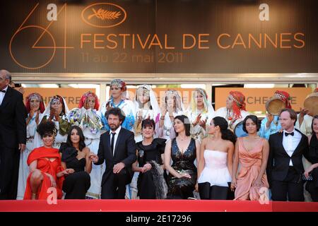 (L-R) Gast, Leila Bekhti, Regisseurin Radu Mihaileanu, Biyoua, Hiam Abbas, Sabrina Ouazani, Hafsia Herzi und Saleh Bakri bei der Vorstellung des Films "die Quelle" (Originaltitel: "La Source des Femmes") im Wettbewerb im Bereich Spielfilme im Rahmen der 64. Internationalen Filmfestspiele von Cannes, am 21. Mai 2011 im Palais des Festivals in Cannes, Südfrankreich, vorgestellt. Foto von Hahn-Nebinger-Genin/ABACAPRESS.COM Stockfoto