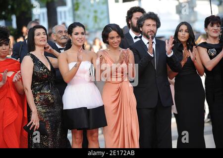 (L-R) Hiam Abbas, Sabrina Ouazani, Hafsia Herzi, Regisseur Radu Mihaileanu und Leila Bekhti kommen zur Vorführung des Films "The Source" (Originaltitel: "La Source des Femmes") im Wettbewerb im Bereich Spielfilme im Rahmen der 64. Internationalen Filmfestspiele von Cannes, am 21. Mai 2011 im Palais des Festivals in Cannes, Südfrankreich, vorgestellt. Foto von Hahn-Nebinger-Genin/ABACAPRESS.COM Stockfoto